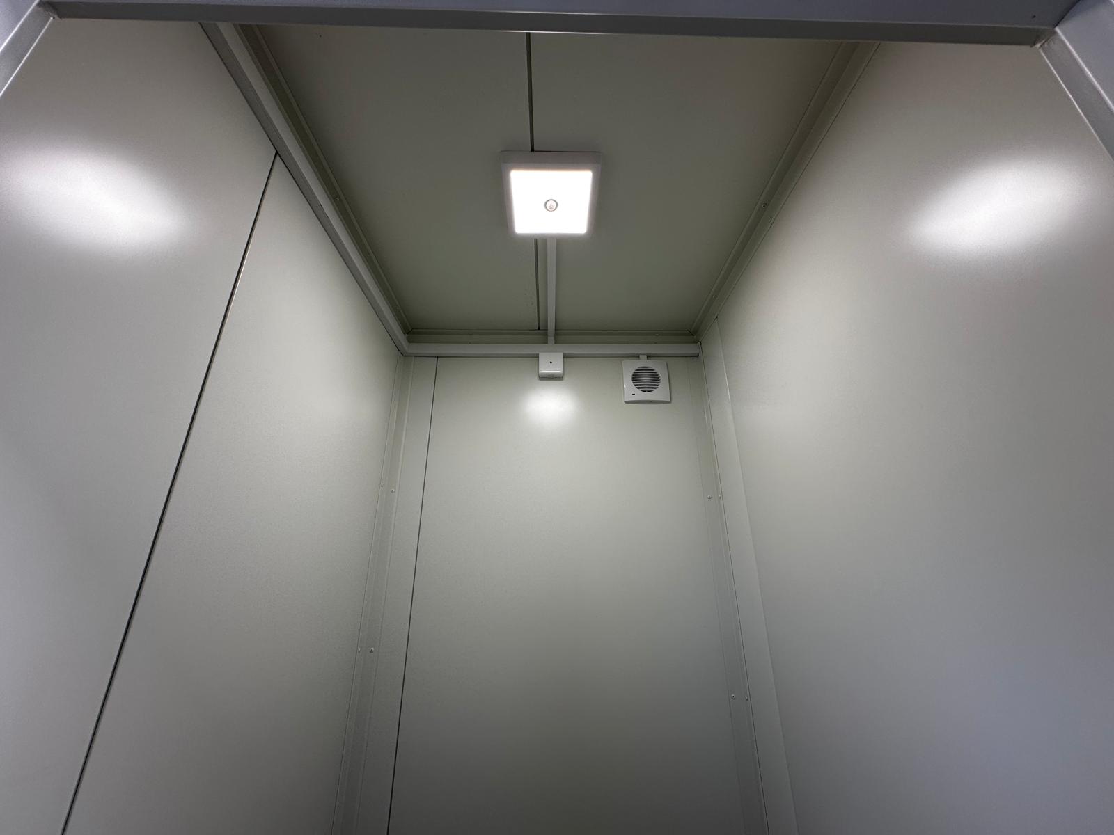 Contentor sanitário equipado com 4 sanitas / 1 urinol / 3 lavatórios