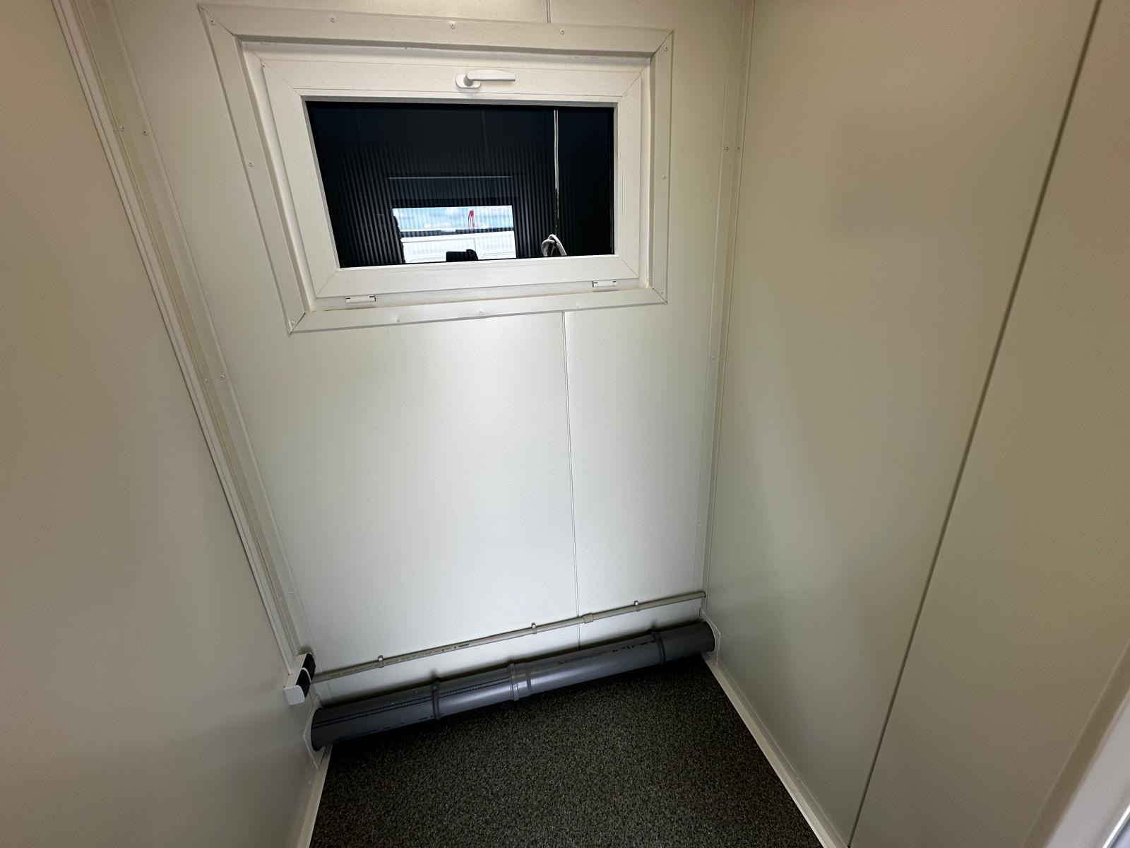 Contentor sanitário equipado com 4 sanitas / 1 urinol / 3 lavatórios