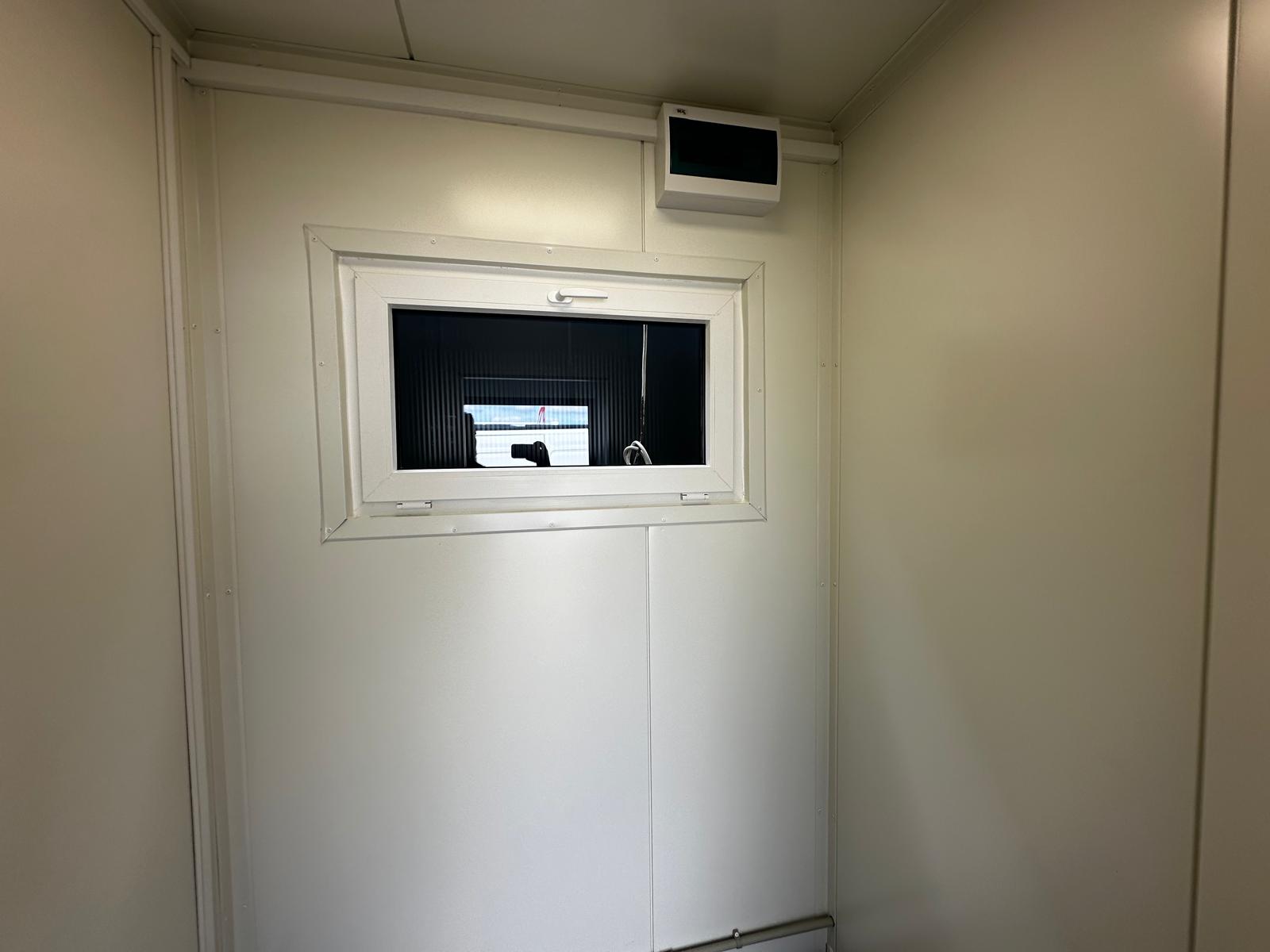 Contentor sanitário equipado com 4 sanitas / 1 urinol / 3 lavatórios