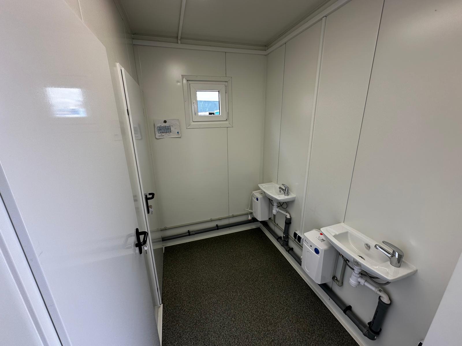 Contentor sanitário equipado com 4 sanitas / 1 urinol / 3 lavatórios