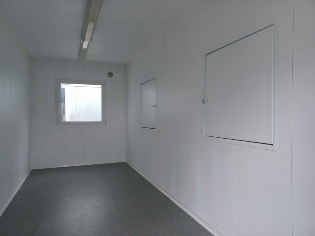 Contentor para serviço de alimentação / Bilheteira / Vendas / Segurança - Duas janelas de atendimento, Ar condicionado, 2,5 x 6