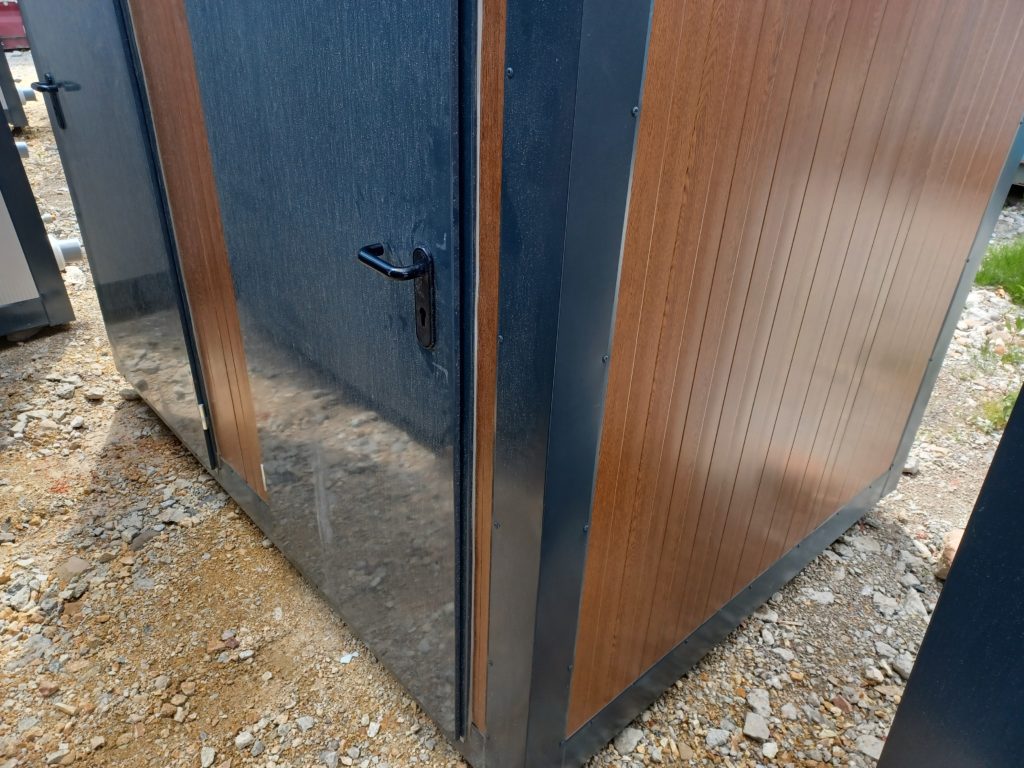 CONTENTOR SANITÁRIO DUPLO COM 2 CABINES 249x175x249