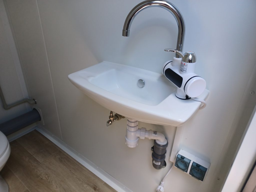 CONTENTOR SANITÁRIO DUPLO COM 2 CABINES 249x175x249