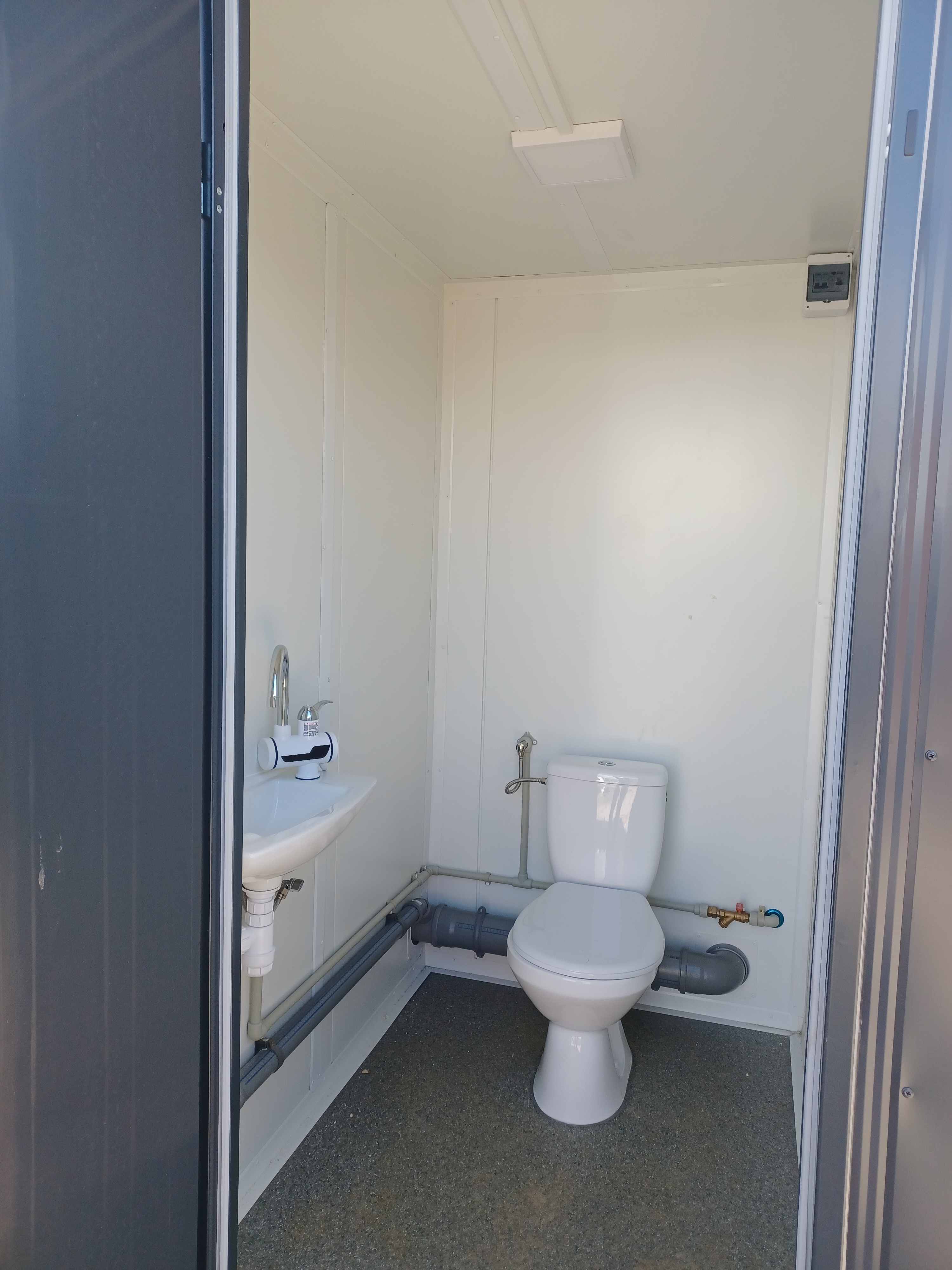 CONTENTOR SANITÁRIO DUPLO COM 2 CABINES 245x173x229