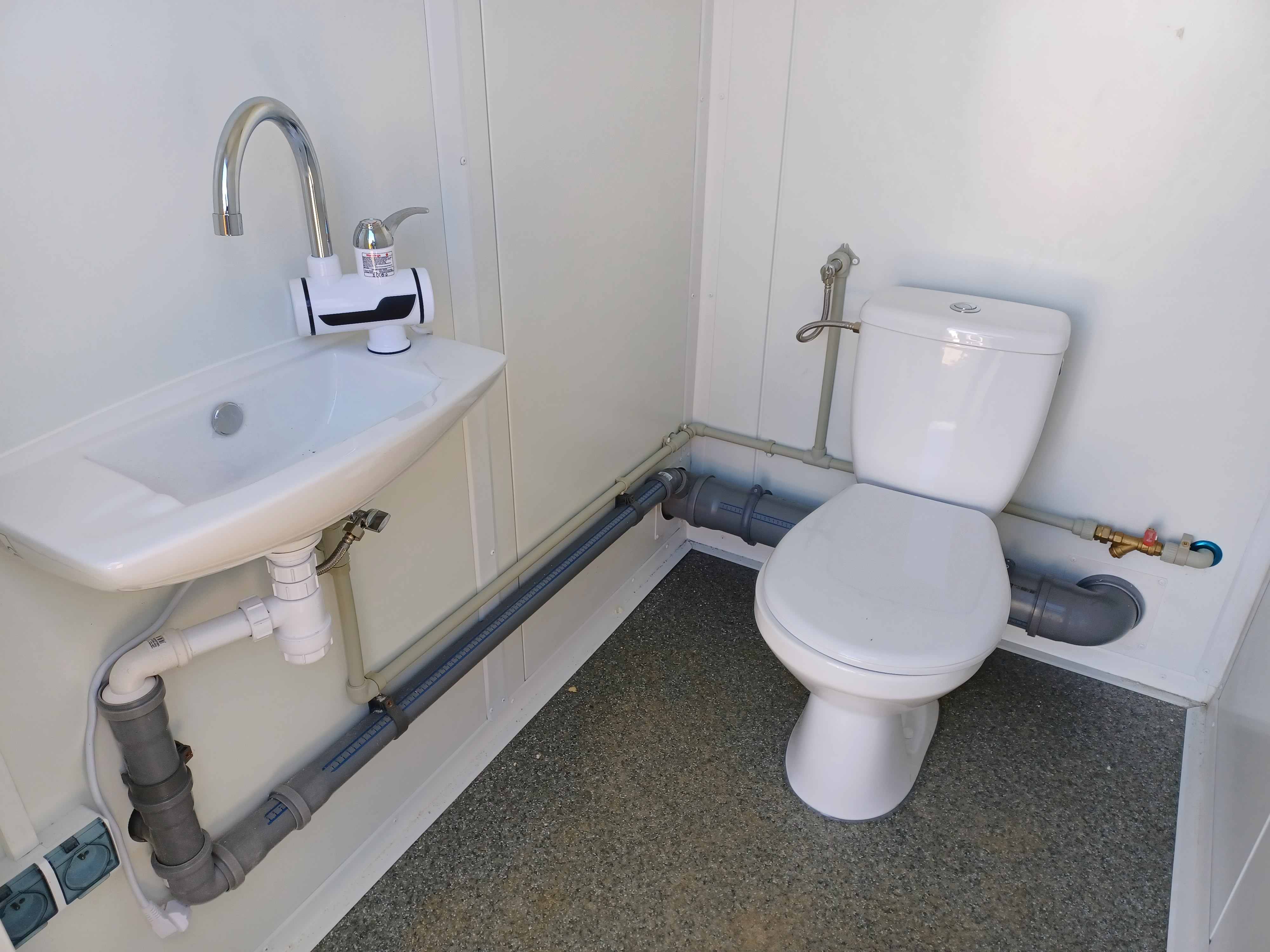 CONTENTOR SANITÁRIO DUPLO COM 2 CABINES 245x173x229