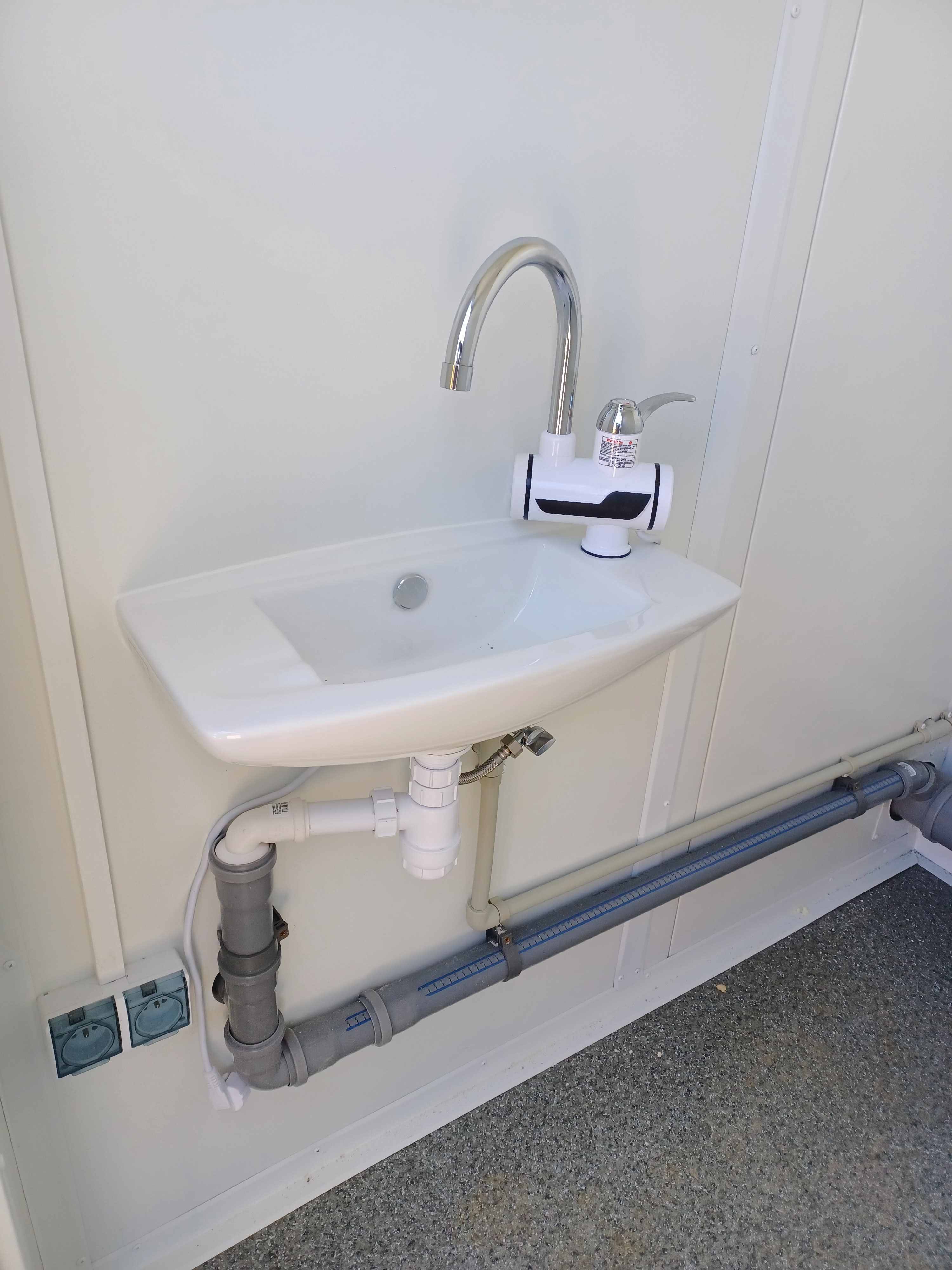 CONTENTOR SANITÁRIO DUPLO COM 2 CABINES 245x173x229