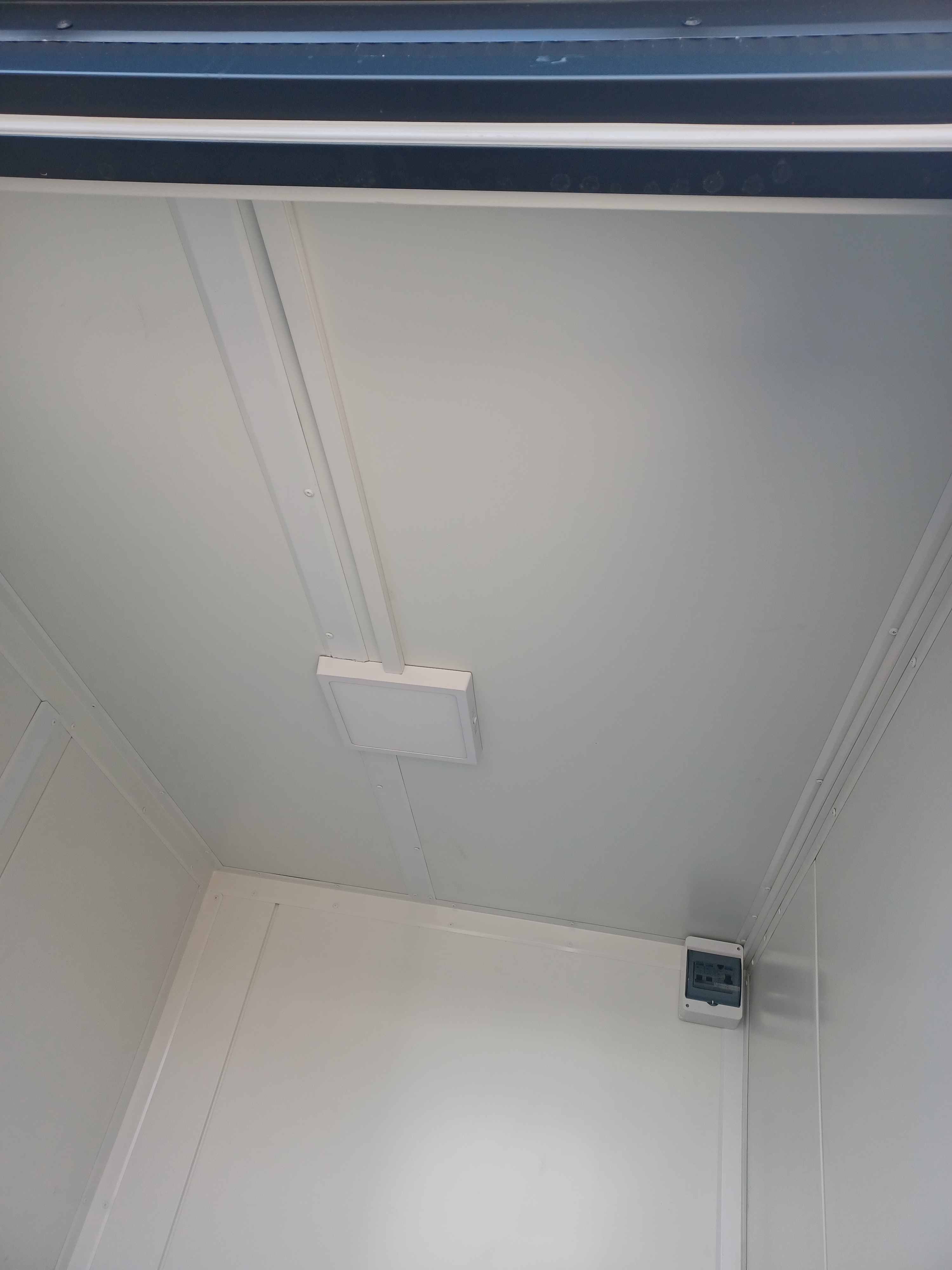 CONTENTOR SANITÁRIO DUPLO COM 2 CABINES 245x173x229