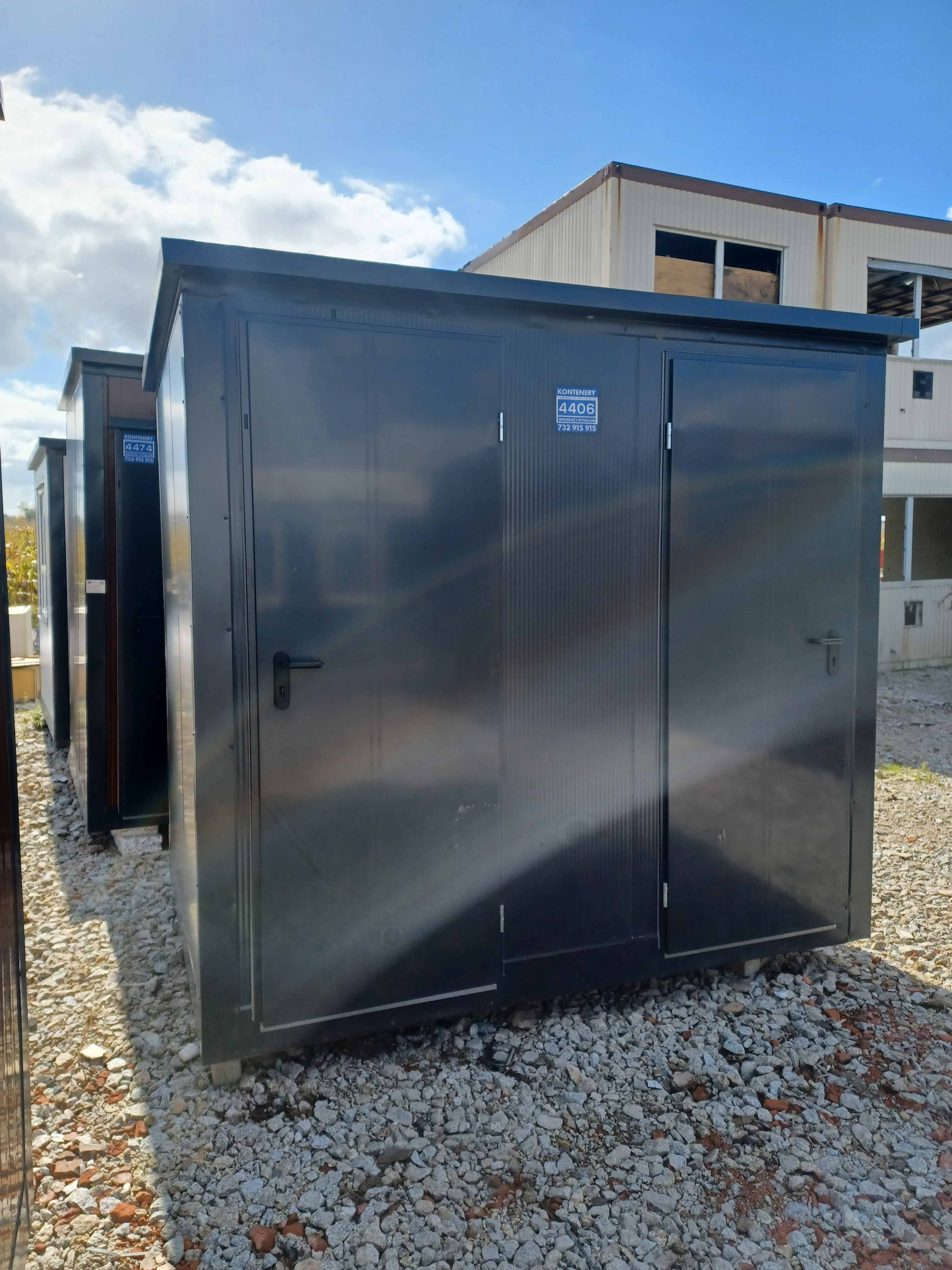 CONTENTOR SANITÁRIO DUPLO COM 2 CABINES 245x173x229