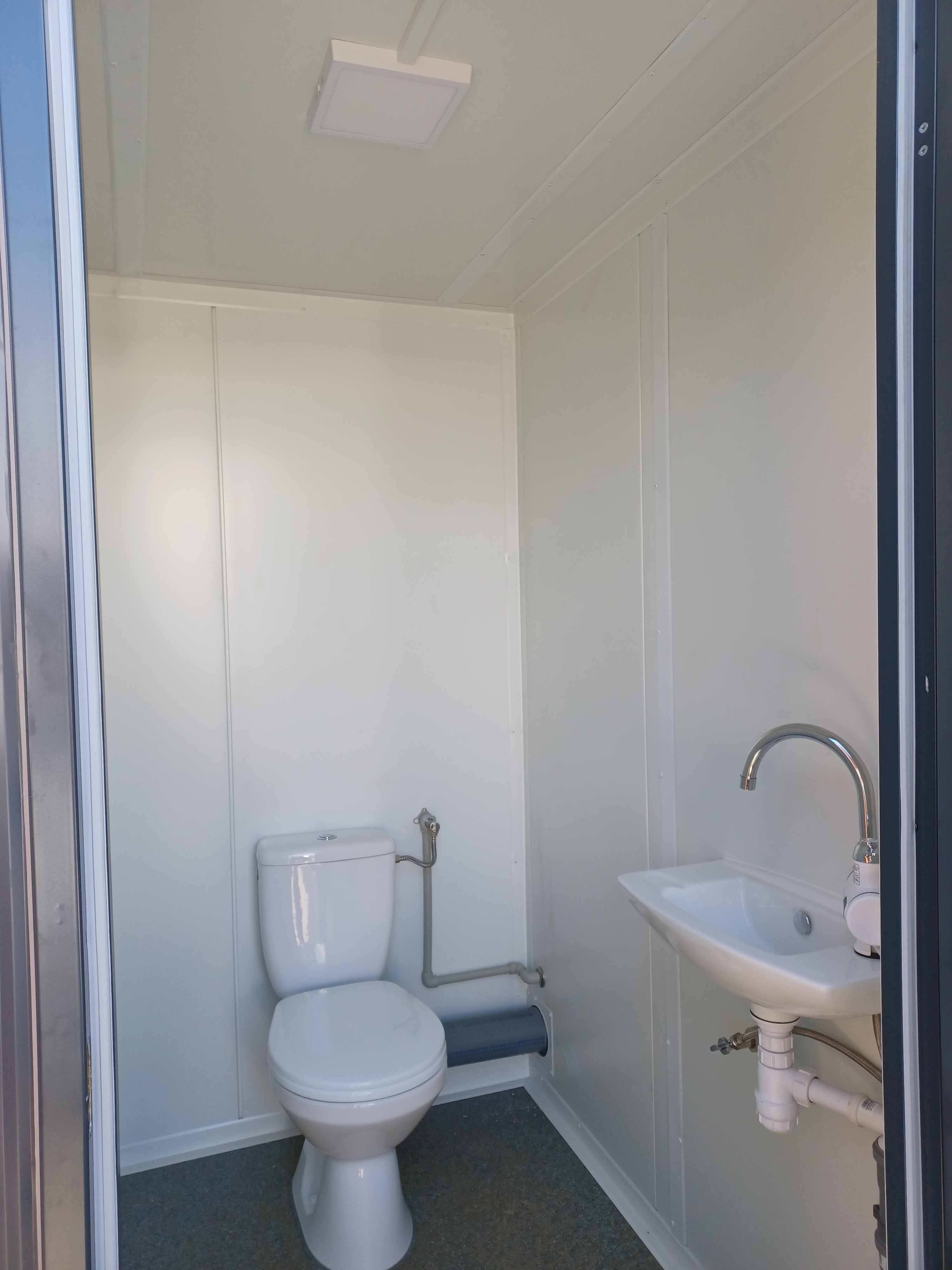 CONTENTOR SANITÁRIO DUPLO COM 2 CABINES 245x173x229