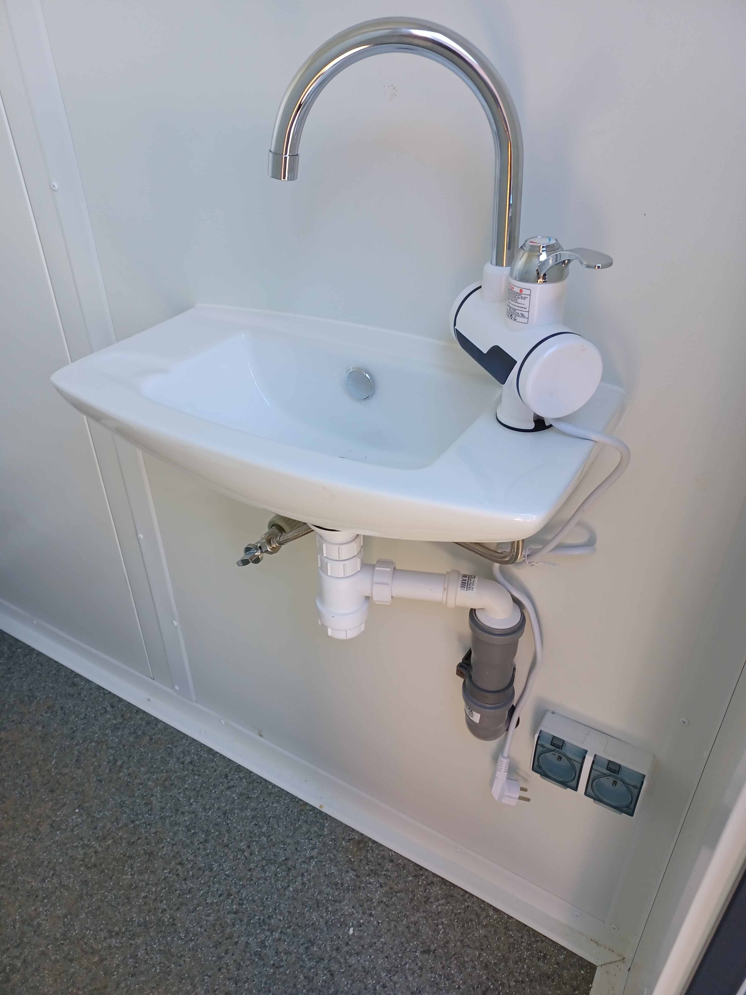 CONTENTOR SANITÁRIO DUPLO COM 2 CABINES 245x173x229