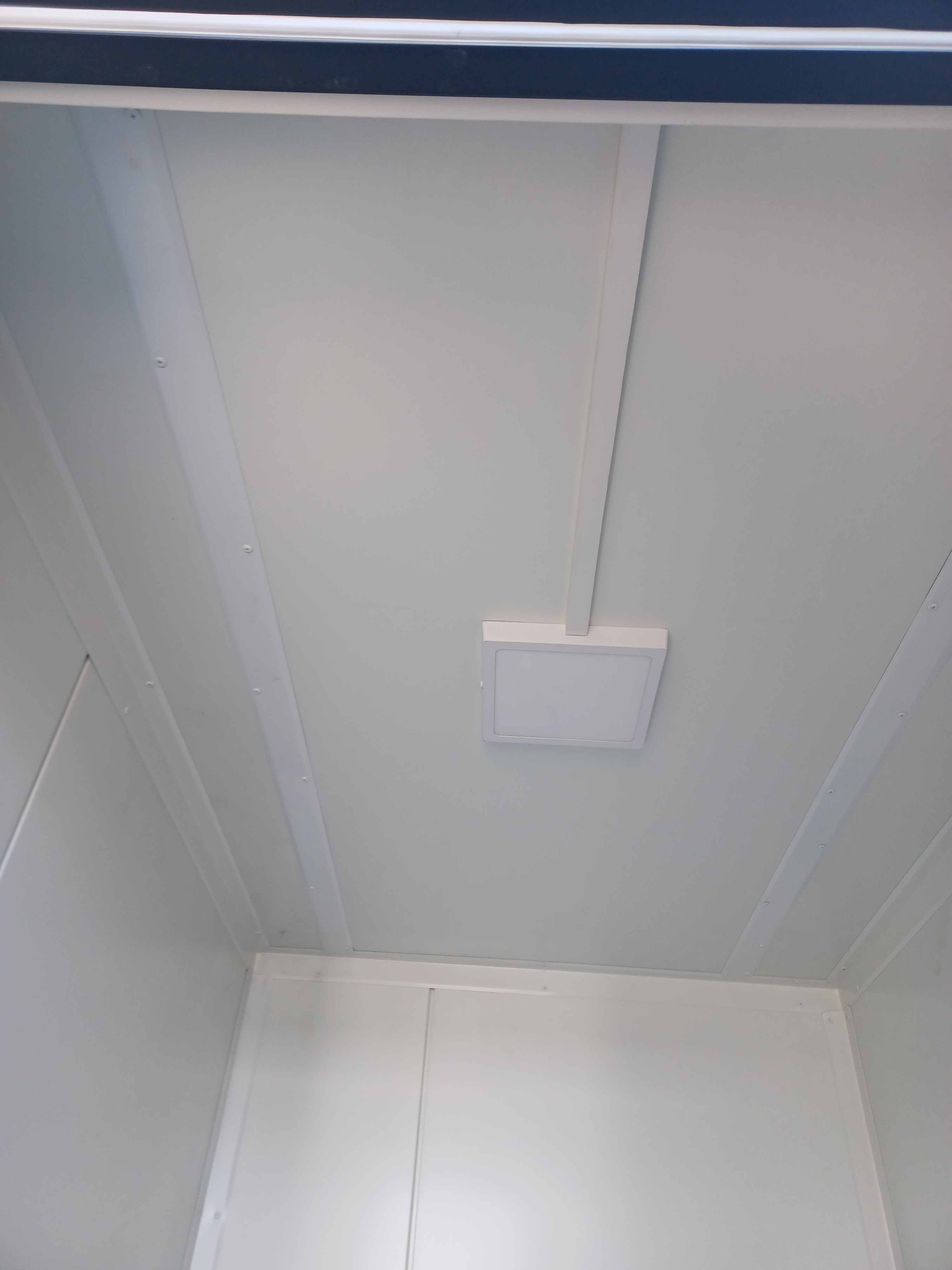 CONTENTOR SANITÁRIO DUPLO COM 2 CABINES 245x173x229