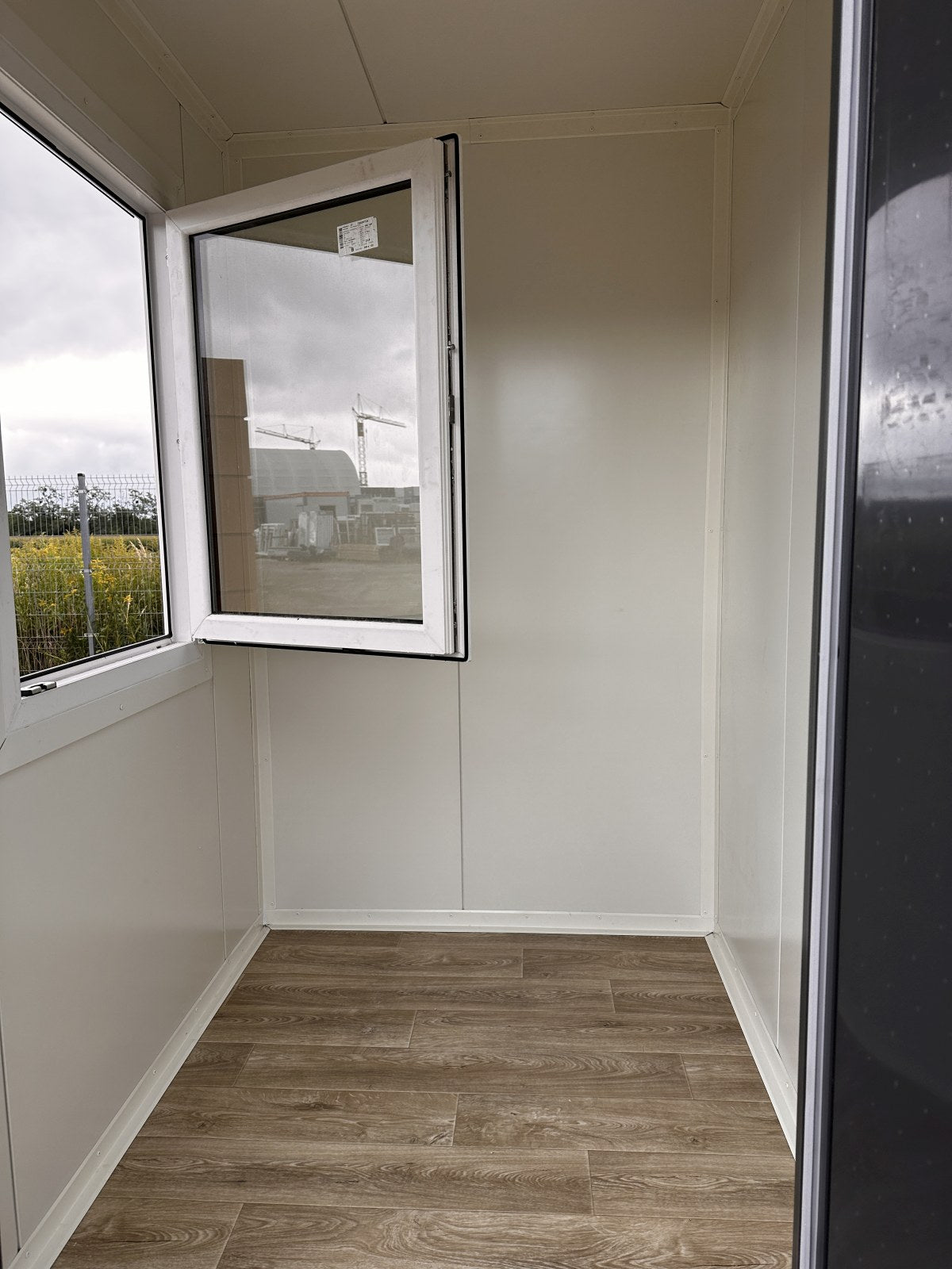 PAVILHÃO COMERCIAL EM CONTENTORES, DEPÓSITO, LOJA, GAIOLA COM JANELA