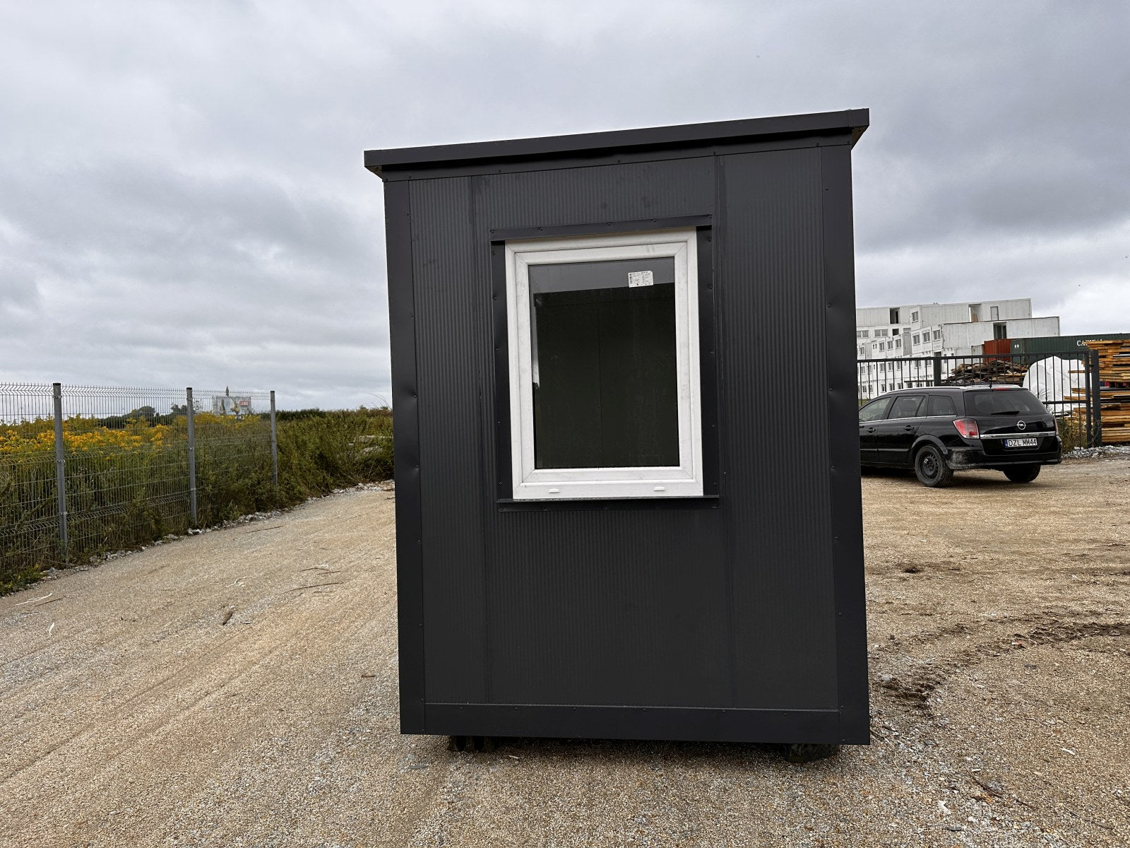 PAVILHÃO COMERCIAL EM CONTENTORES, DEPÓSITO, LOJA, GAIOLA COM JANELA