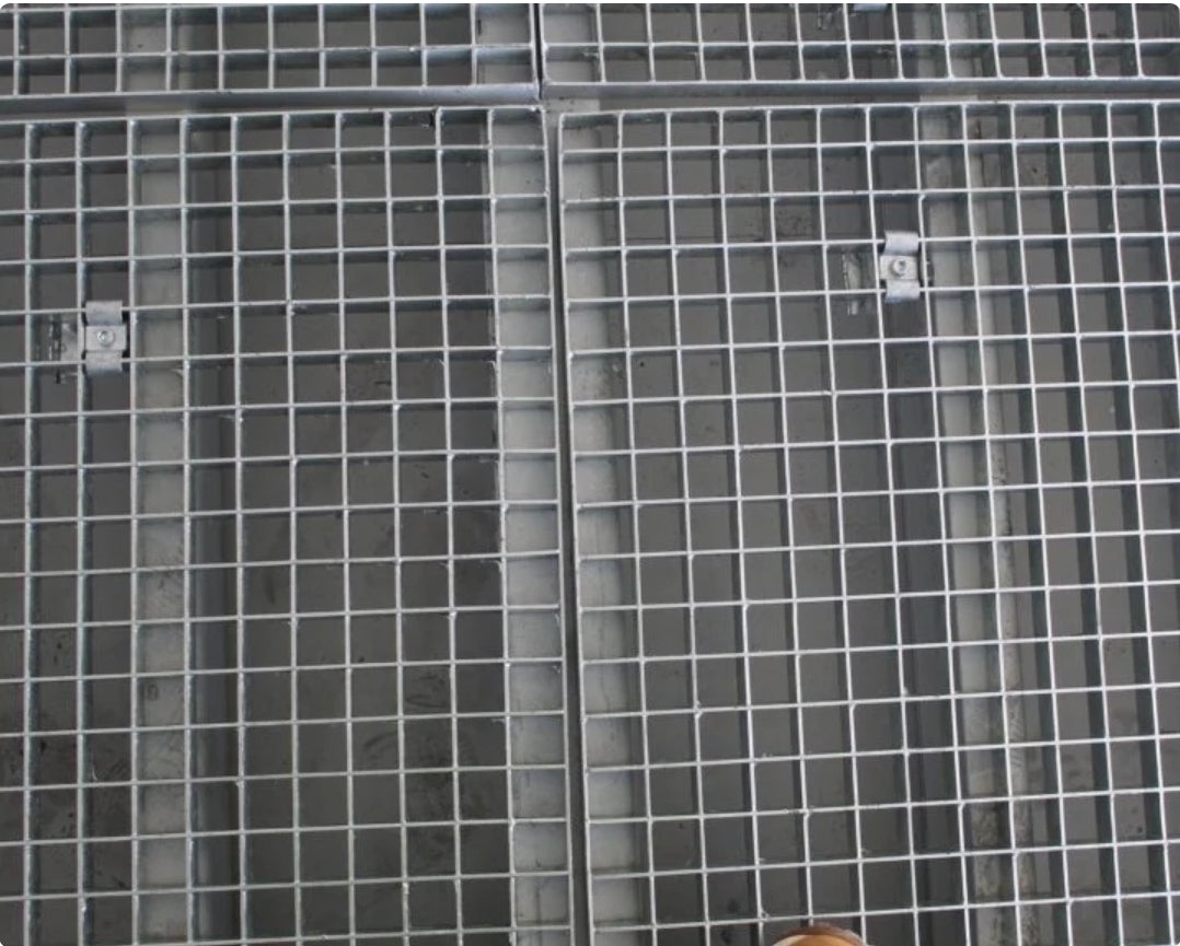 Contentor de 20 pés para resíduos perigosos com abertura lateral.