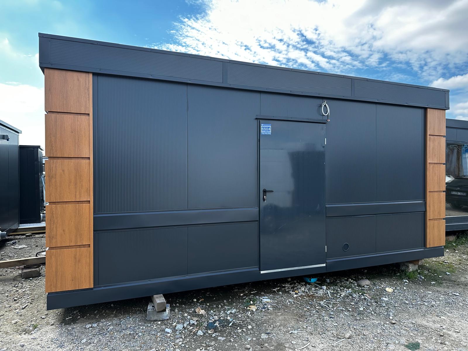 Contentor sanitário equipado com 4 sanitas / 1 urinol / 3 lavatórios