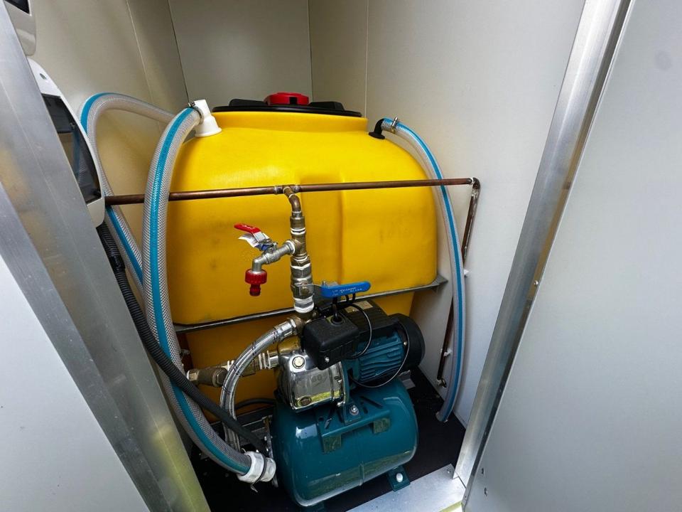 Reboque sanitário auto-suficiente com depósito de 700 litros