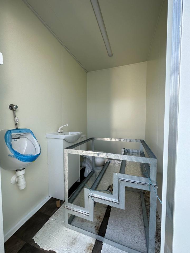 Reboque sanitário auto-suficiente com depósito de 700 litros