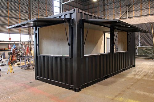 Contentor de 20 pés (7,1 m) ou contentor marítimo de 6 metros, equipado para utilização como bar/café.