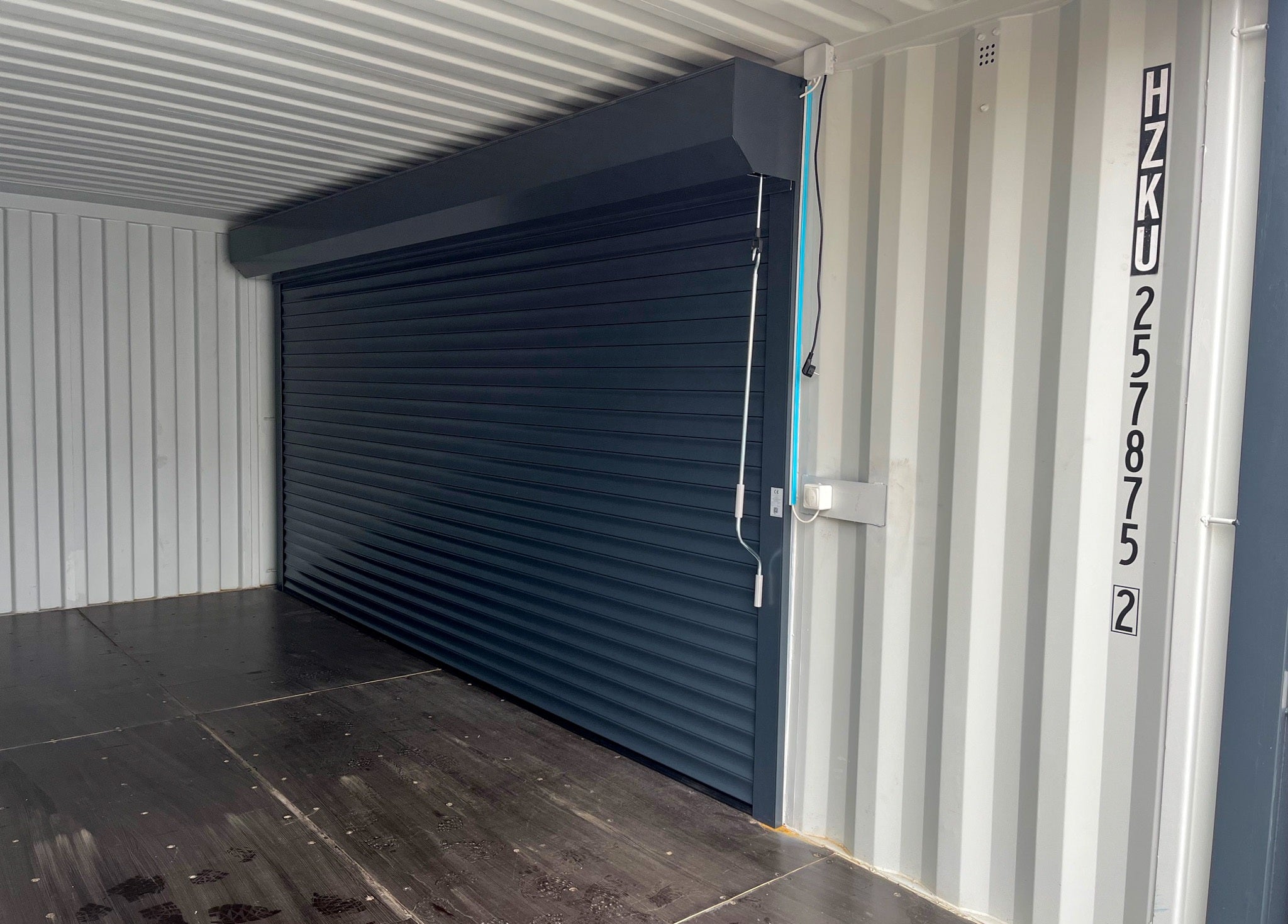 Contentor de 6 metros com porta de enrolar e porta de entrada RAL 7016