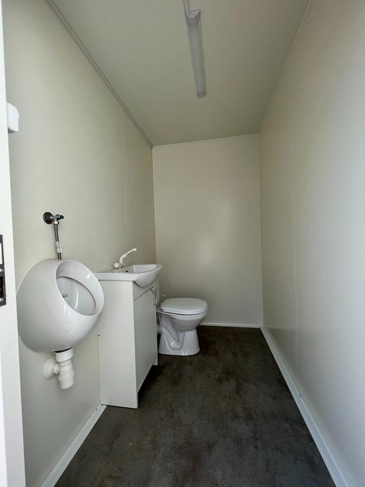 Reboque sanitário auto-suficiente com depósito de 700 litros