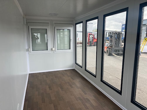 Escritório portátil com janelas amplas.