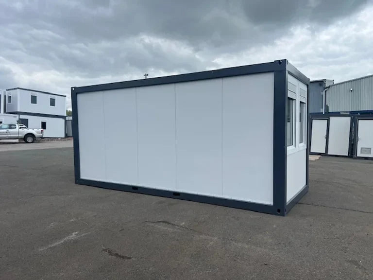 Escritório portátil com janelas amplas.