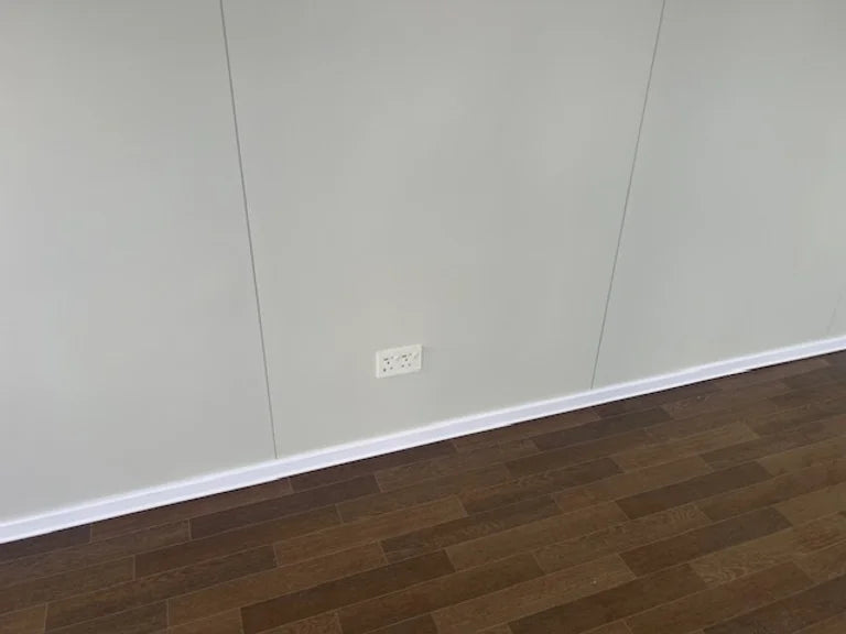 Escritório portátil com janelas amplas.