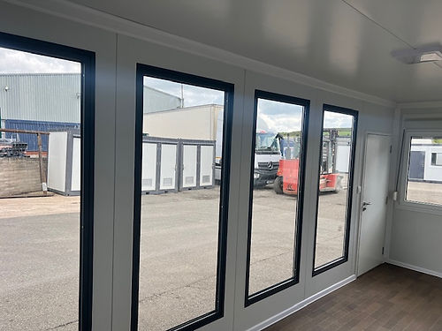 Escritório portátil com janelas amplas.