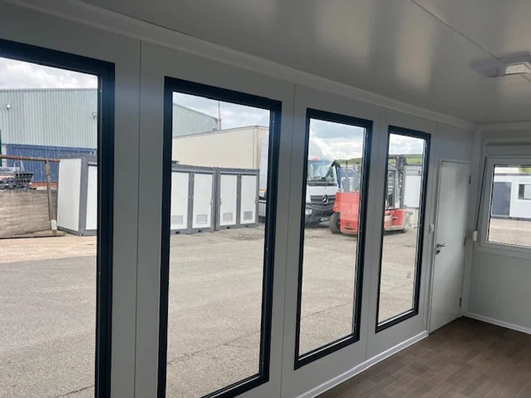 Escritório portátil com janelas amplas.