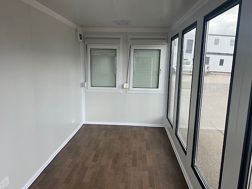 Escritório portátil com janelas amplas.