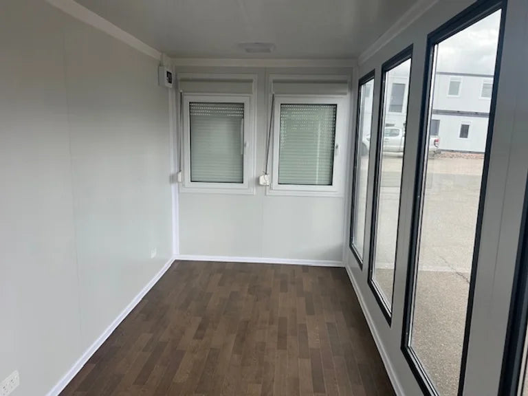 Escritório portátil com janelas amplas.