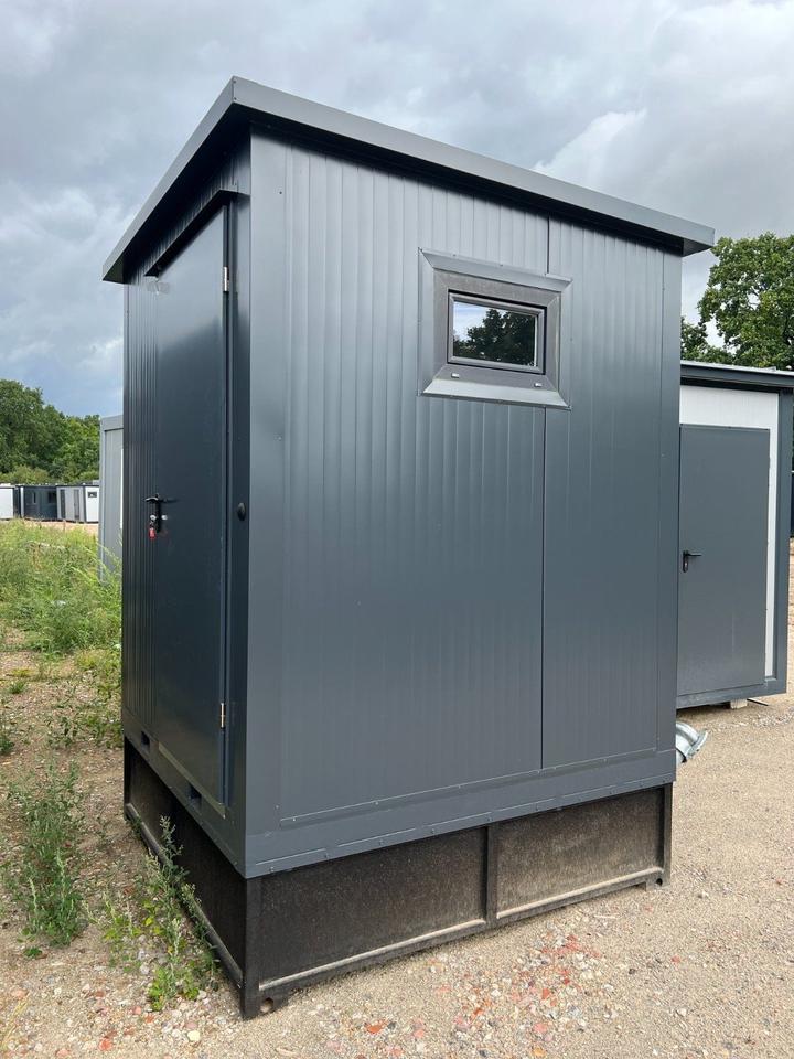 Cabine sanitária de 2,00 x 2,00 m com autoclismo.