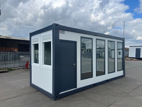 Escritório portátil com janelas amplas.