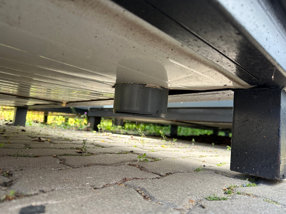 Contentor sanitário de 2,00 x 2,00 m com sanita e urinol.