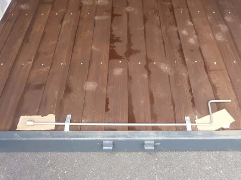 Contentor de 15 pés com instalação elétrica, grelhas de ventilação e fechadura com chave.