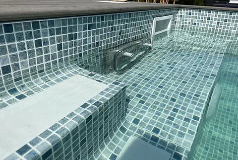 Piscina contentor de 20 pés, cinzento antracite, com jato de natação.