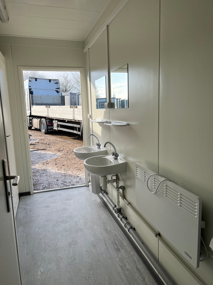 Contentor sanitário de 6,00 x 2,44 m com 5 sanitas