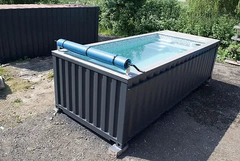 Piscina contentor de 20 pés, cinzento antracite, com jato de natação.