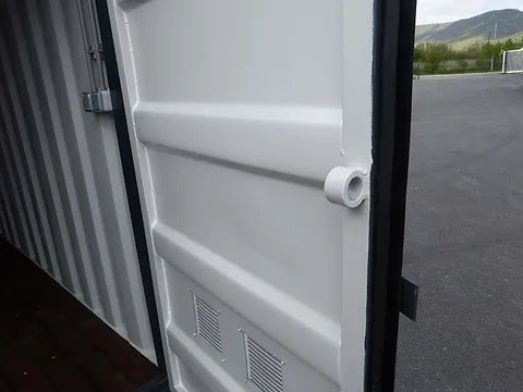 Contentor de 15 pés com instalação elétrica, grelhas de ventilação e fechadura com chave.