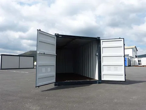 Contentor de 15 pés com instalação elétrica, grelhas de ventilação e fechadura com chave.